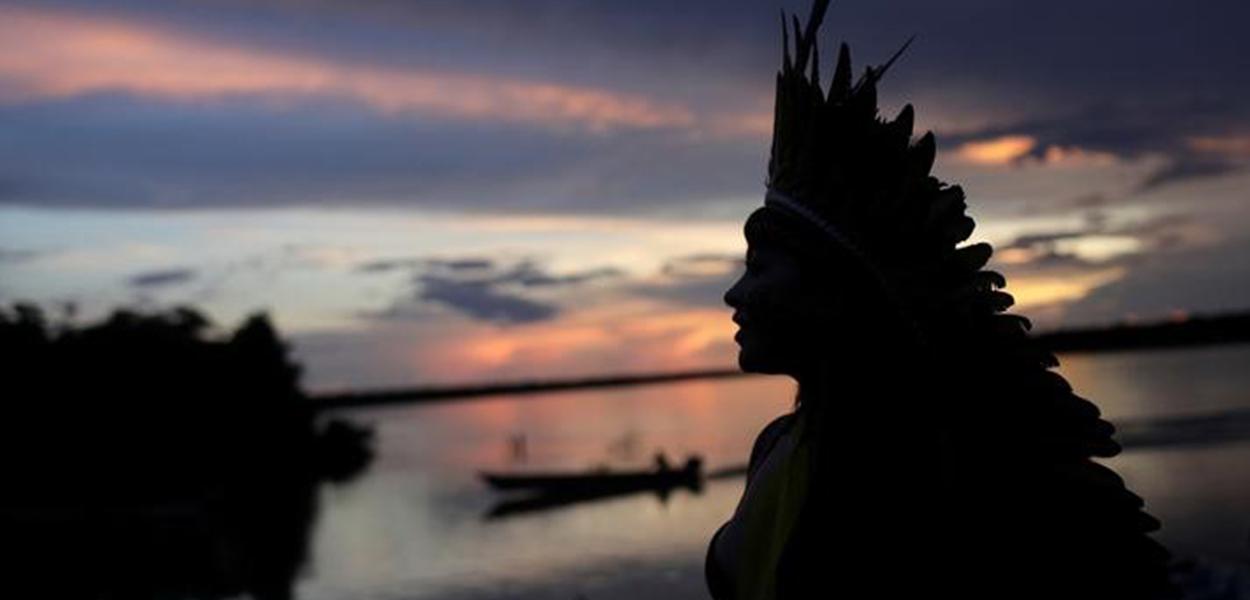 Líder indígena caminha próximo ao rio Xingu no Mato Grosso