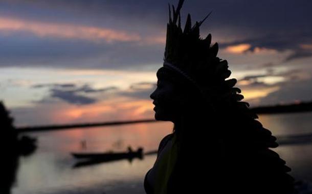 Líder indígena caminha próximo ao rio Xingu no Mato Grosso