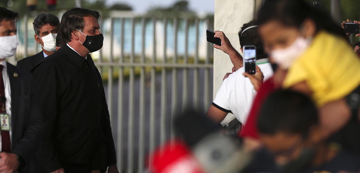 Jair Bolsonaro fala à imprensa no Palácio da Alvorada