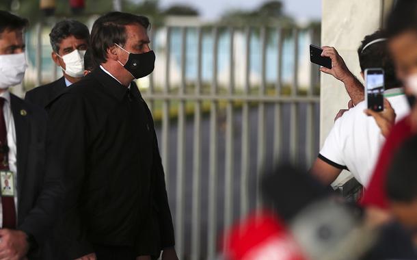 Jair Bolsonaro fala à imprensa no Palácio da Alvorada