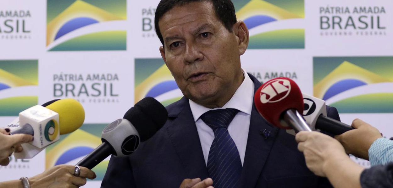 O presidente da República em exercício, Hamilton Mourão, concede entrevista à imprensa.