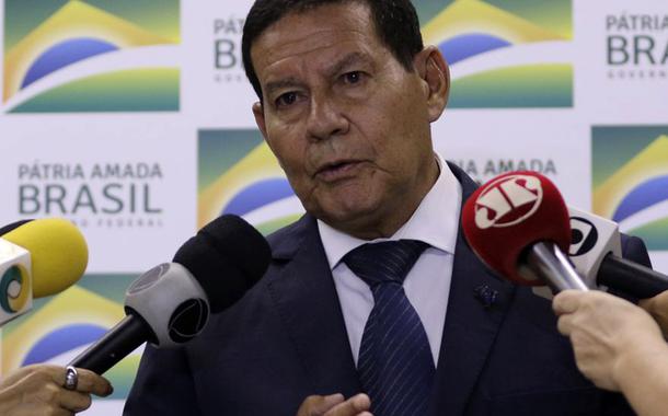 O presidente da República em exercício, Hamilton Mourão, concede entrevista à imprensa.