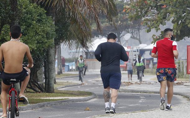 Esportistas na praia da Barra da Tijuca