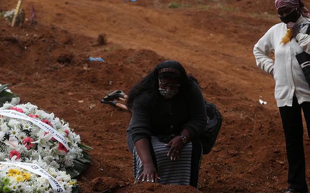 Familiares durante enterro de vítima da Covid-19 em cemitério de São Paulo 04/06/2020