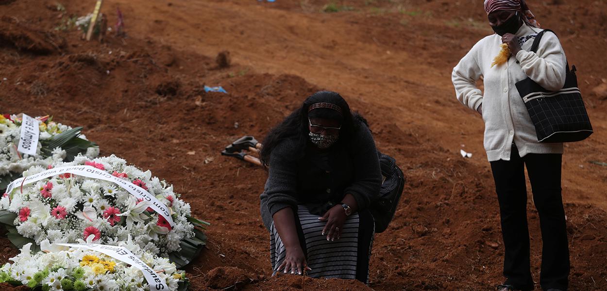 Familiares durante enterro de vítima da Covid-19 em cemitério de São Paulo 04/06/2020