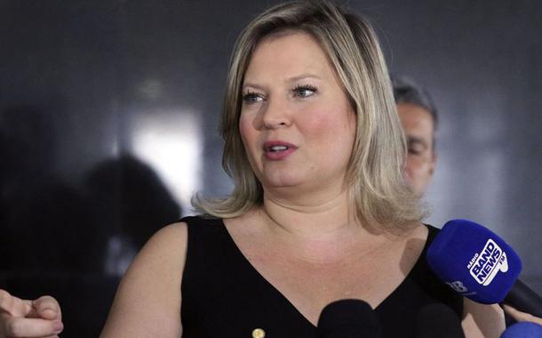 A líder do governo no Congresso, deputada Joice Hasselmann, fala à imprensa no Palácio do Planalto.