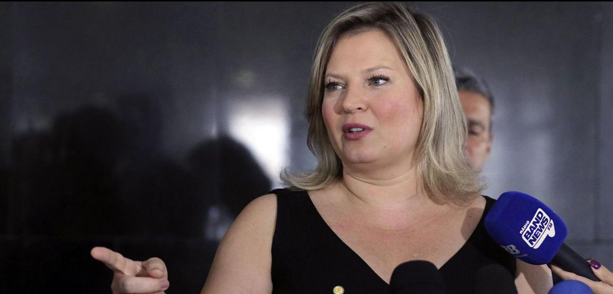 A líder do governo no Congresso, deputada Joice Hasselmann, fala à imprensa no Palácio do Planalto.