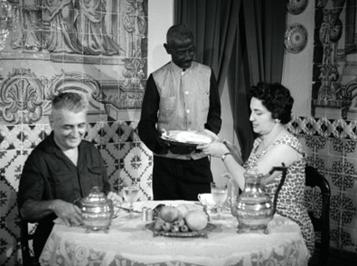 Manoel serve Magdalena e Freyre.