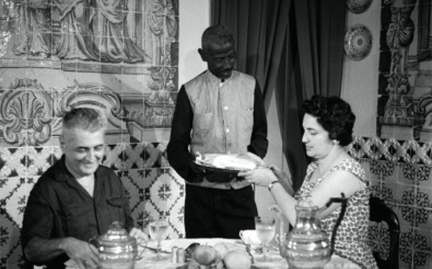 Manoel serve Magdalena e Freyre.