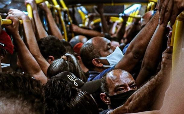 Trabalhadores se espremem em transporte coletivo durante a pandemia