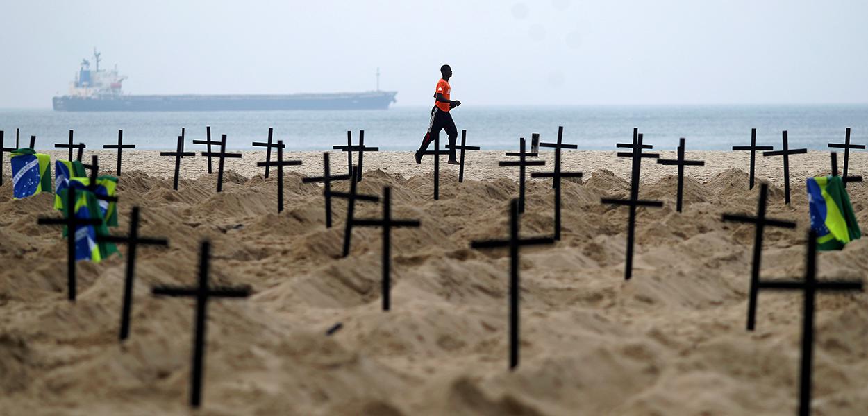 Cruzes em Copacabana em ato por ações contra a Covid-19. 11/06/2020