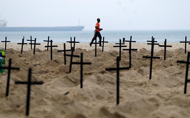 Cruzes em Copacabana em ato por ações contra a Covid-19. 11/06/2020