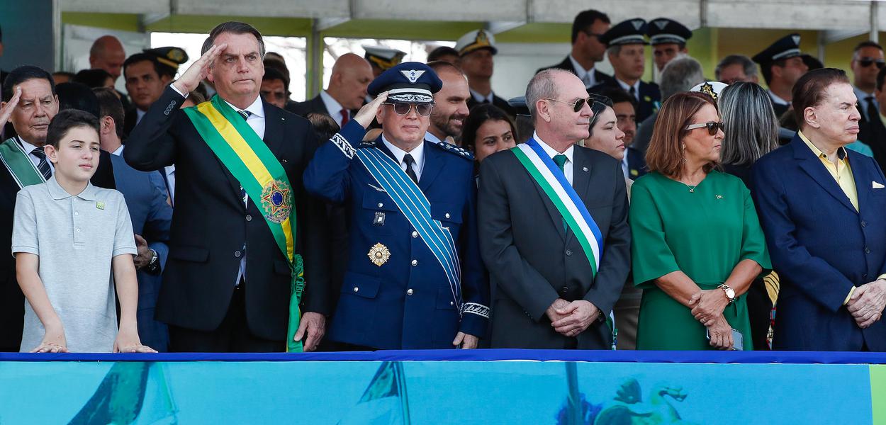 Jair Bolsonaro, militares e Silvio SAntos