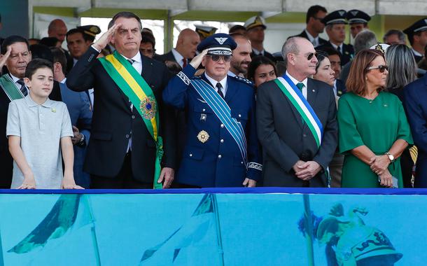 Jair Bolsonaro, militares e Silvio SAntos