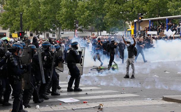 Policiais cercaram manifestantes e tentaram dispersar a manifestação antirracismo com bombas de gás lacrimogênio neste sábado (13) em Paris