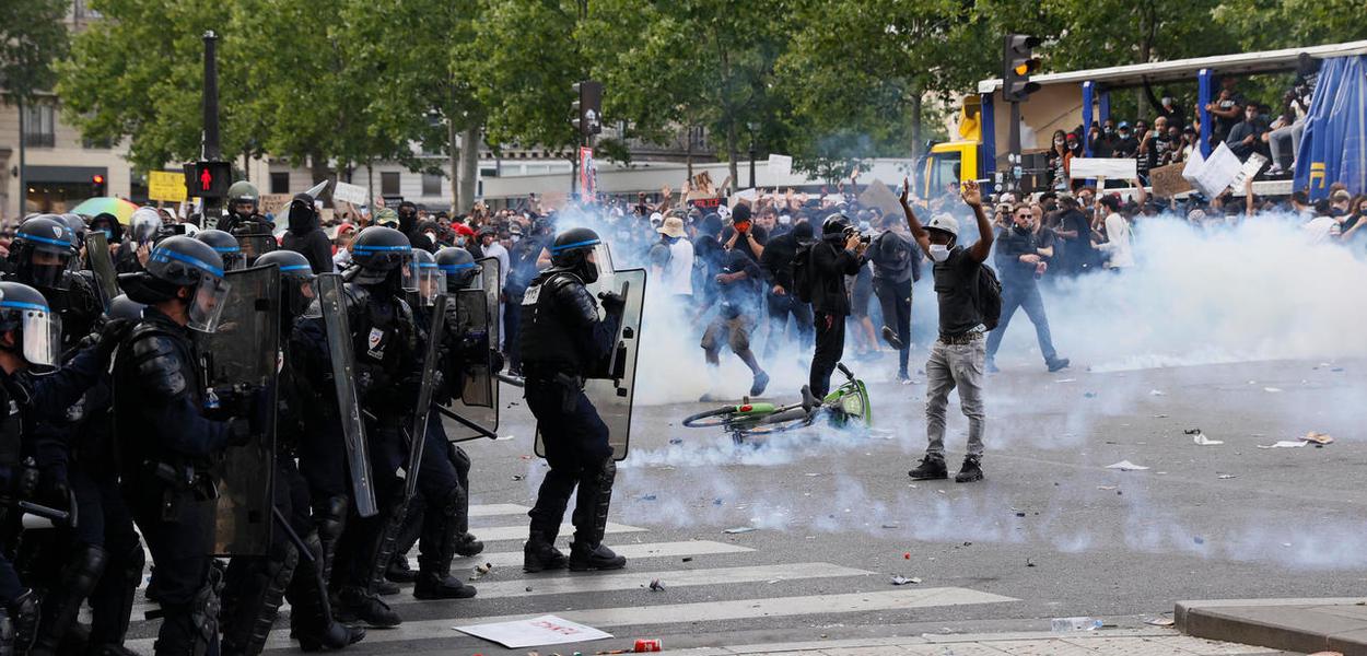 Policiais cercaram manifestantes e tentaram dispersar a manifestação antirracismo com bombas de gás lacrimogênio neste sábado (13) em Paris