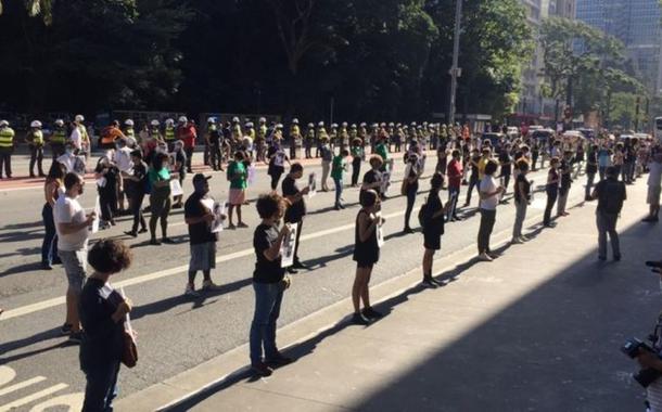 Manifestantes em ato na Avenida Paulista homenageiam vítimas da violência policial e da pandemia (13.6.20)