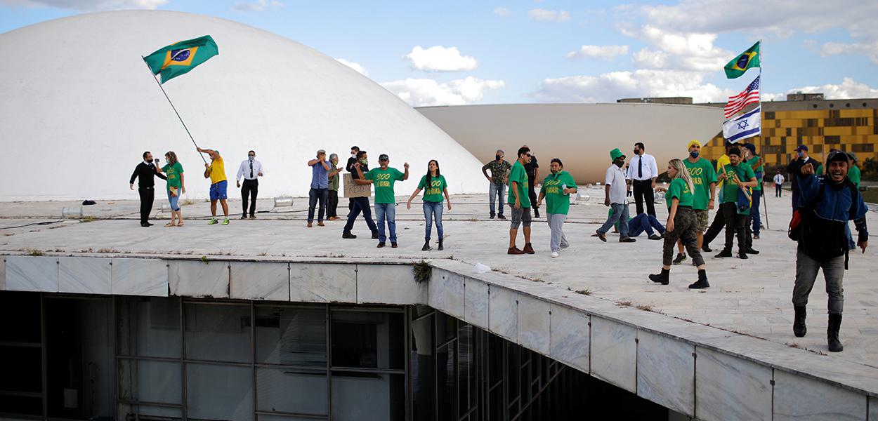 Manifestantes pró-Bolsonaro na área externa do Congresso Nacional, em Brasília 13/6/2020