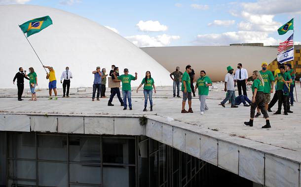 Manifestantes pró-Bolsonaro na área externa do Congresso Nacional, em Brasília 13/6/2020