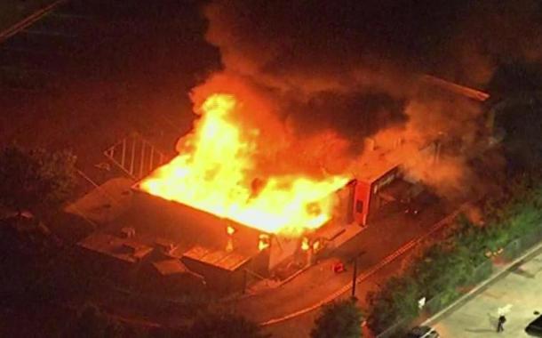 Restaurante é consumido pelas chamas após assassinato de homem negro por policiais brancos em Atlanta (14.6.20)