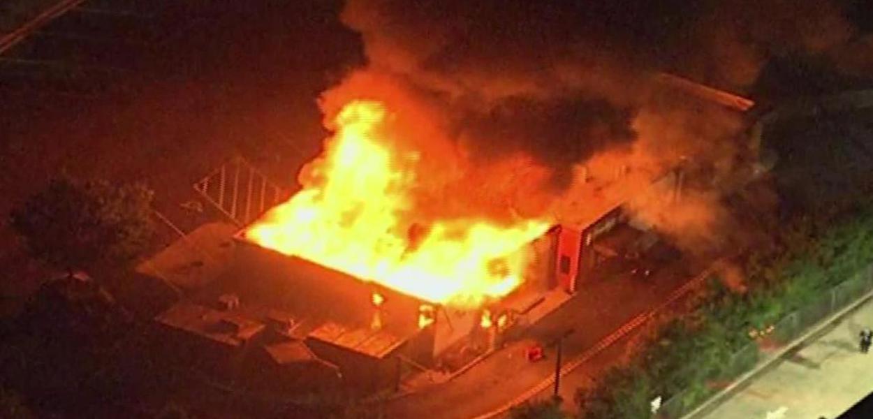 Restaurante é consumido pelas chamas após assassinato de homem negro por policiais brancos em Atlanta (14.6.20)