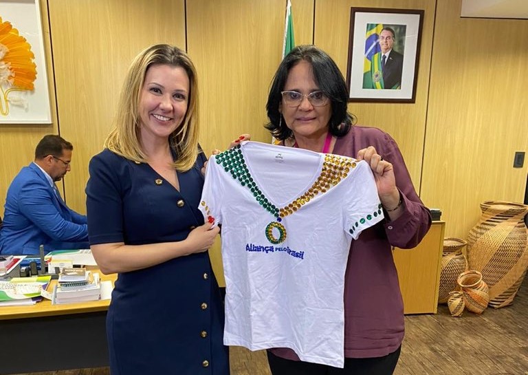 Karina Kufa e Damares segurando camisa da Aliança pelo Brasil