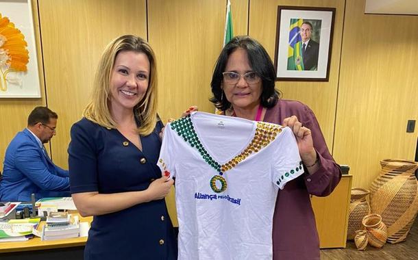 Karina Kufa e Damares segurando camisa da Aliança pelo Brasil