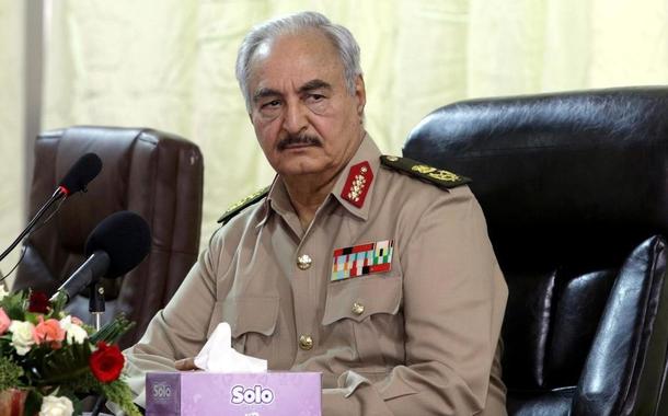 Marechal Khalifa Haftar perdeu o poder na Líbia e atualmente se encontra em uma posição difícil