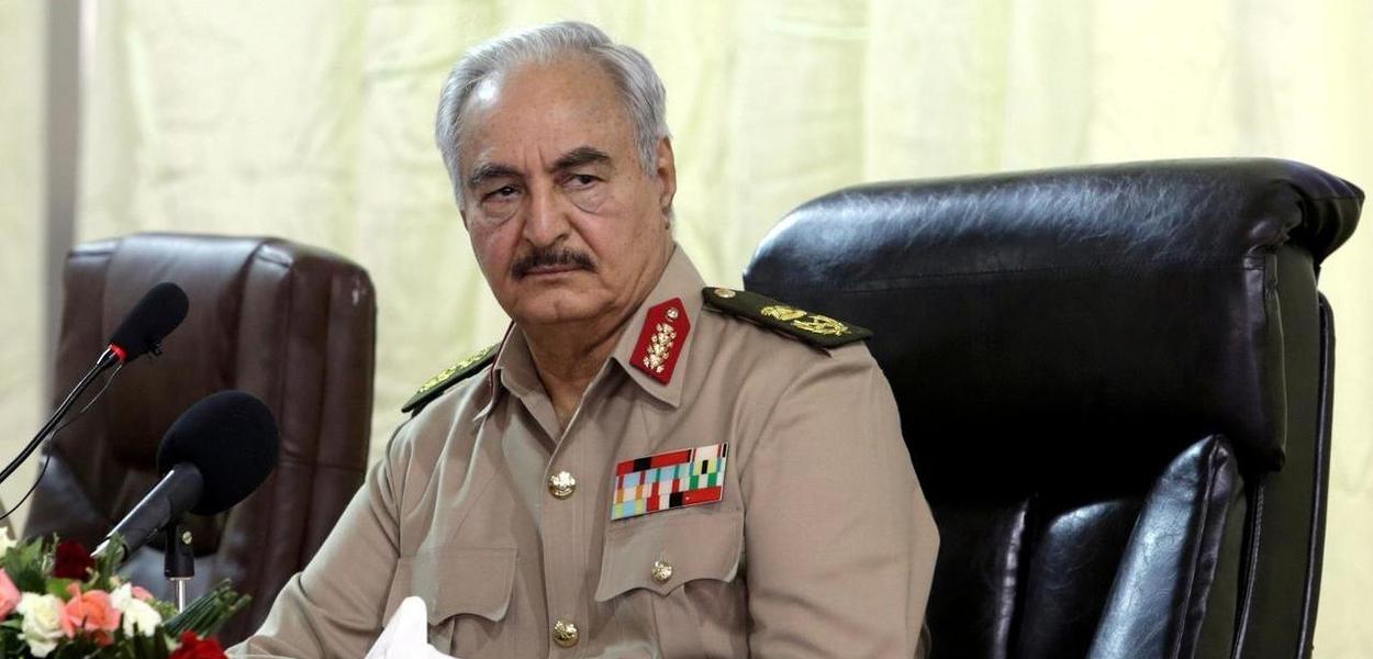 Marechal Khalifa Haftar perdeu o poder na Líbia e atualmente se encontra em uma posição difícil
