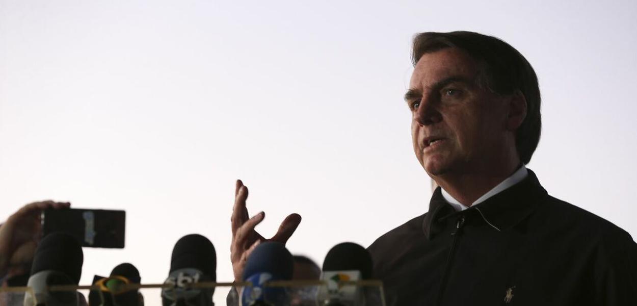 Bolsonaro discursa em velório de soldado