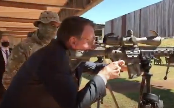 Jair Bolsonaro treina tiros em comando da PF