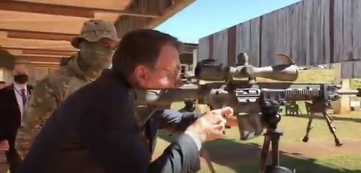 Jair Bolsonaro treina tiros em comando da PF