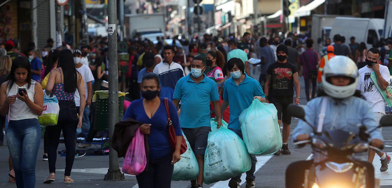Pessoas caminham por tradicional rua de comércio popular em São Paulo