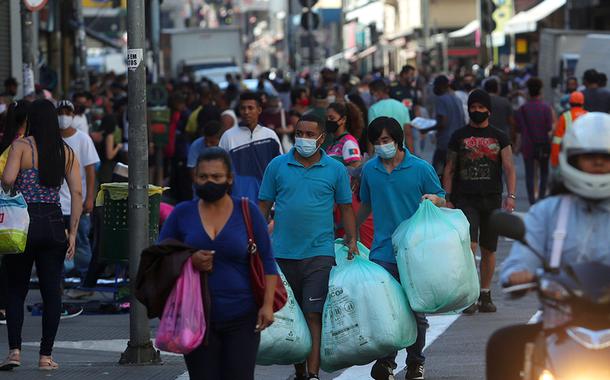 Pessoas caminham por tradicional rua de comércio popular em São Paulo
