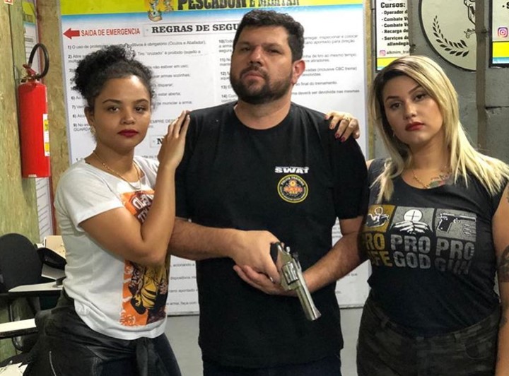 Oswaldo Eustáquio (centro) e Sara Winter (à direita)