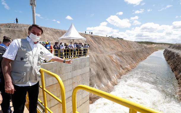 Jair Bolsonaro inaugura obra de transposição do rio São Francisco