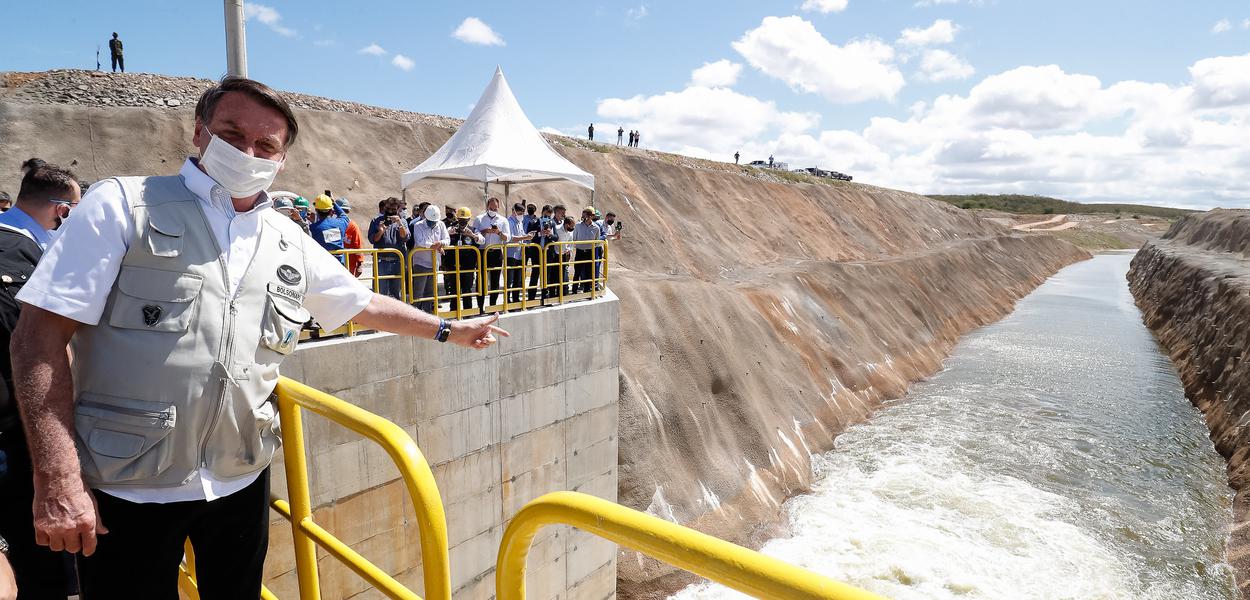 Jair Bolsonaro inaugura obra de transposição do rio São Francisco