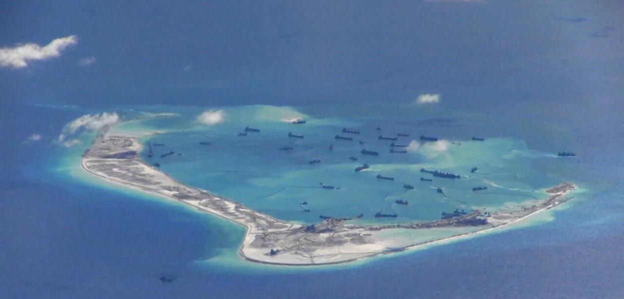 Navios chineses em um recife das ilhas Spratly
