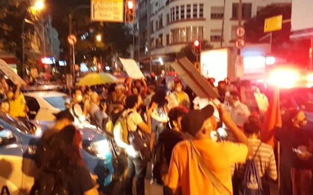 Manifestante do Comitê Fora Bolsonaro, da Zona Sul do Rio foram para a porta da 12ª DP