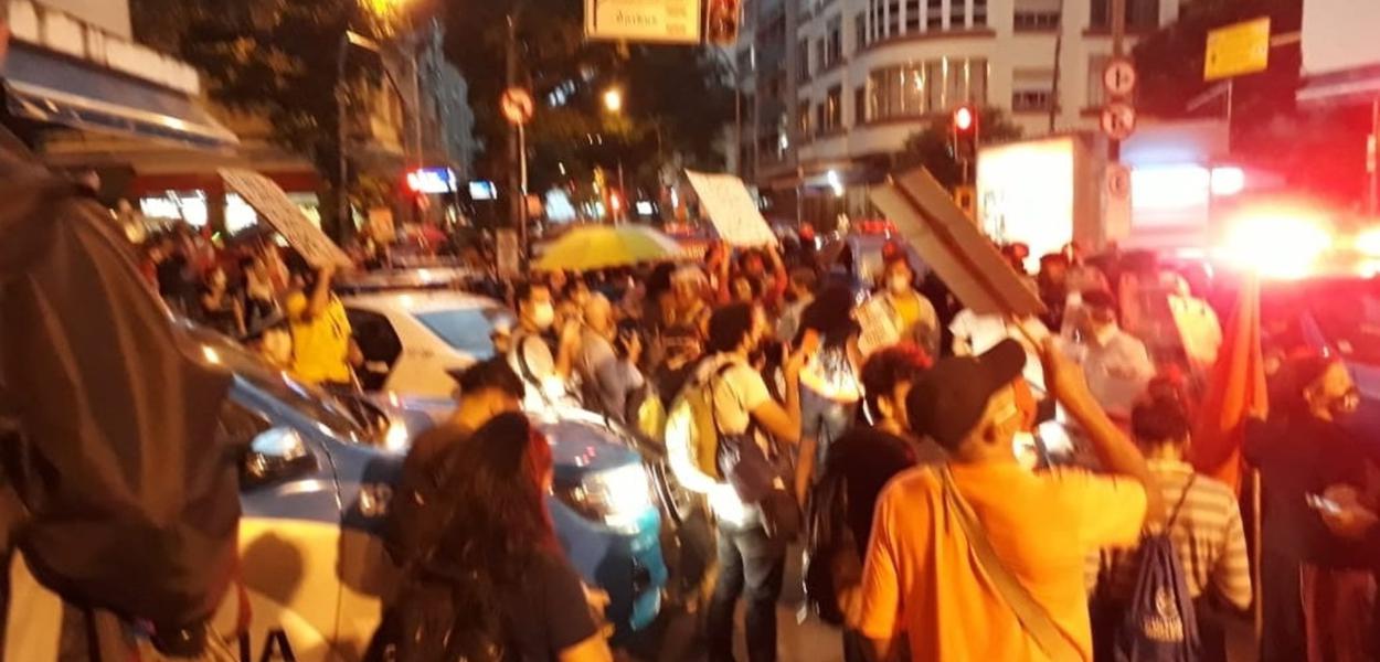 Manifestante do Comitê Fora Bolsonaro, da Zona Sul do Rio foram para a porta da 12ª DP