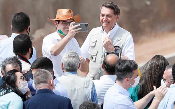 Jair Bolsonaro posa para fotografia no canal do Rio São Francisco