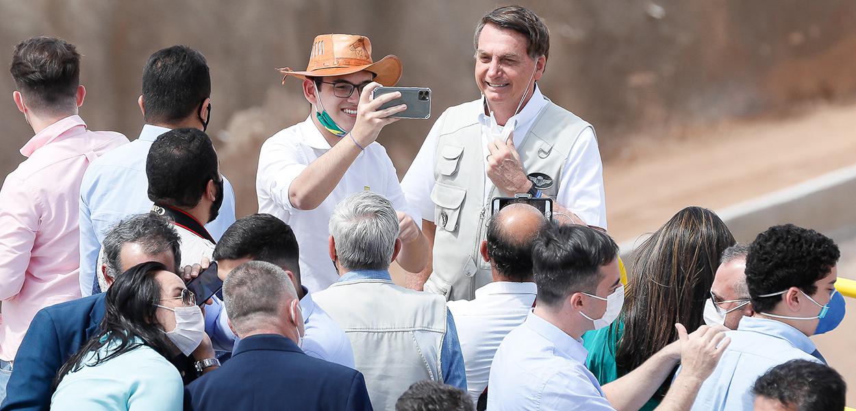 Jair Bolsonaro posa para fotografia no canal do Rio São Francisco
