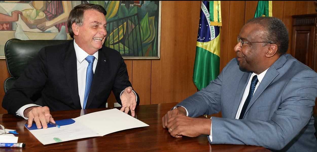 (Brasília - DF, 25/06/2020) Assinatura do ato de nomeação do Carlos Alberto Decotelli com Ministro da Educação.