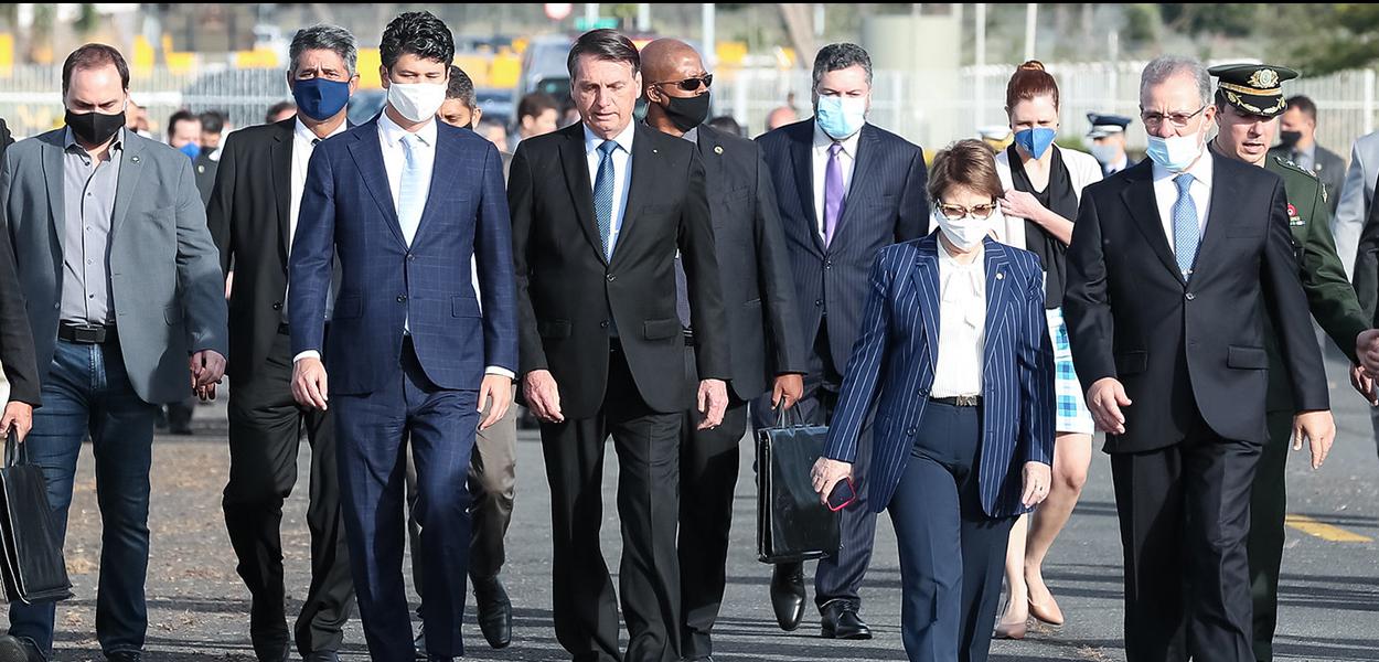 (Brasília - DF, 09/06/2020) O Presidente Jair Bolsonaro caminha ao lado de ministro para o Hasteamento da Bandeira Nacional.