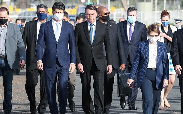 (Brasília - DF, 09/06/2020) O Presidente Jair Bolsonaro caminha ao lado de ministro para o Hasteamento da Bandeira Nacional.