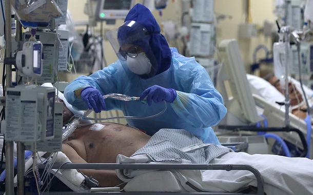 Paciente infectado com o novo coronavírus é tratado em hospital em Santiago, Chile 18/06/2020