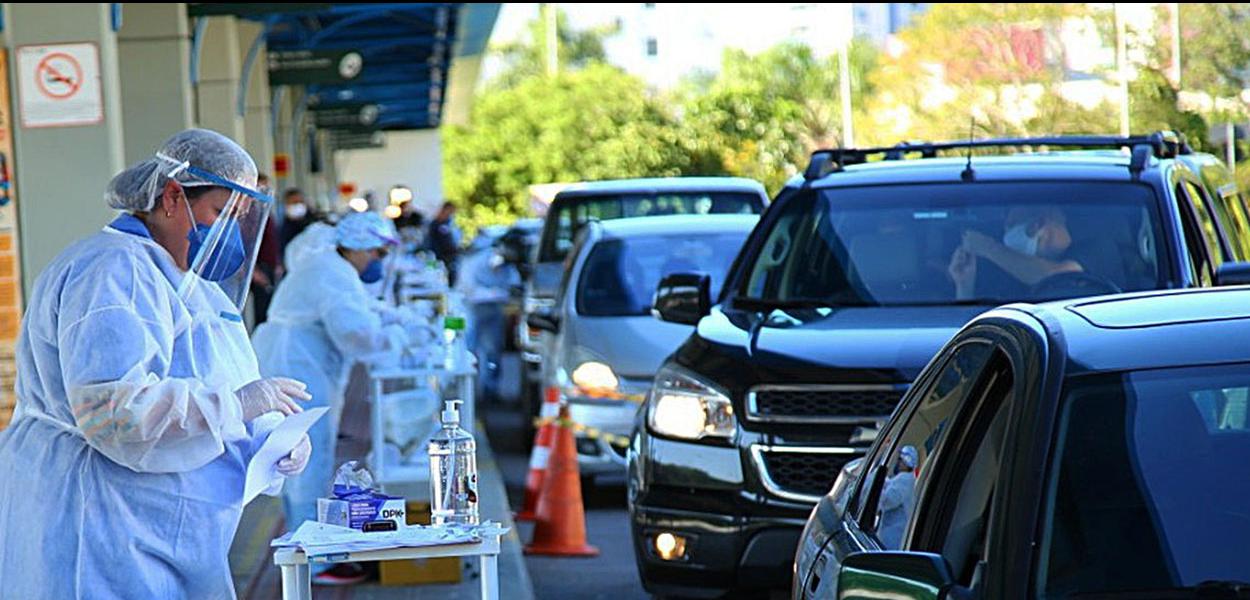 A Prefeitura de Florianópolis em Santa Catarina durante testes de Covid-19 montou um Drive thru para colher exames da população. (15/04/2020)