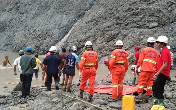 Bombeiros tentam resgatar mineiros que foram soterrados em Mianmar, em 2 de junho de 2020