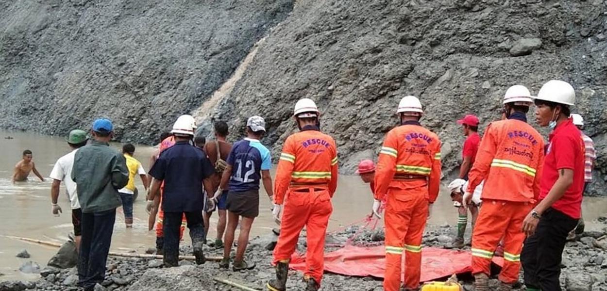 Bombeiros tentam resgatar mineiros que foram soterrados em Mianmar, em 2 de junho de 2020