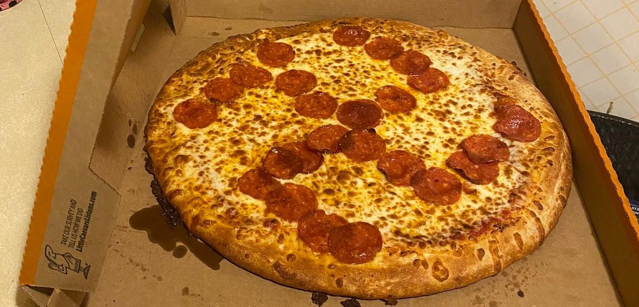 Pizza com desenho de suástica, símbolo nazista